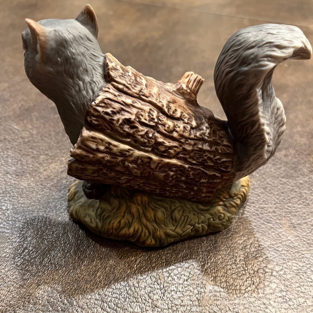 Vintage Masterpiece Porcelain Squirrel Figure by HOMCO 1986 - Picture 5 of 7